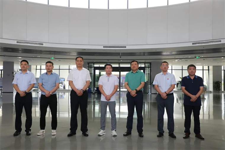 金年会陪同舒华体育来滨考察体育产业发展情况